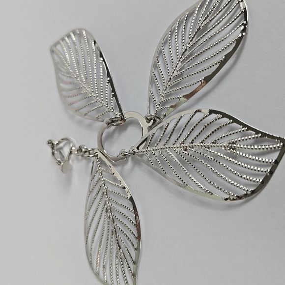 Silver Intricate Leaf Drop Clip On  Earrings Vtg Style - Picture 9 of 11